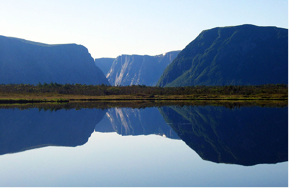 Das Wasser der Fjords vom Gros Morne National Park schimmert einladend, glatt und blau ... ist allerdings auch schn kalt.