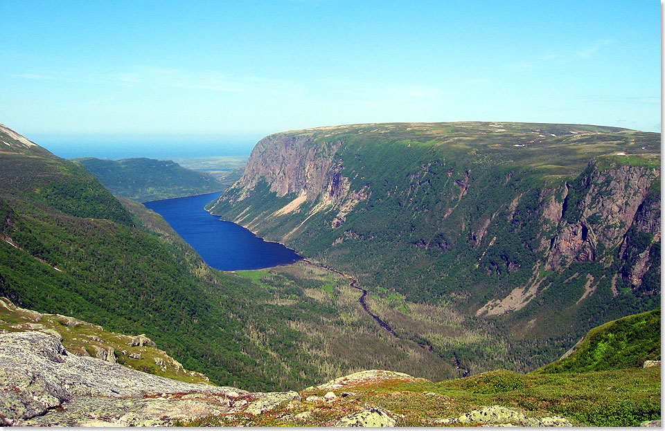  Die Aussicht von der Hochebene in ein Fjord im Gros Morne Nationalpark ist atemberaubend.