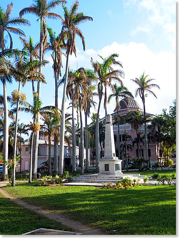 Im Park vor dem Rathaus in Nassau auf den Bahamas.