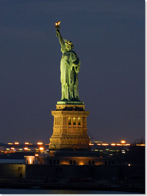 Bei der Ausfahrt aus New York passiert die MIRACLE die Freiheitsstatue.
