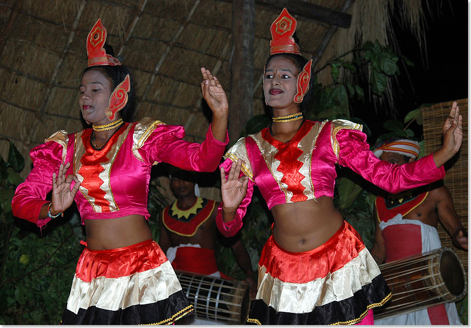 Dass traditionelle Tänze und Musik bei Touristen beliebt sind und oft wie hier bei Beruwala in Hotels aufgeführt werden, hilft, die alte Kultur am Leben zu erhalten.