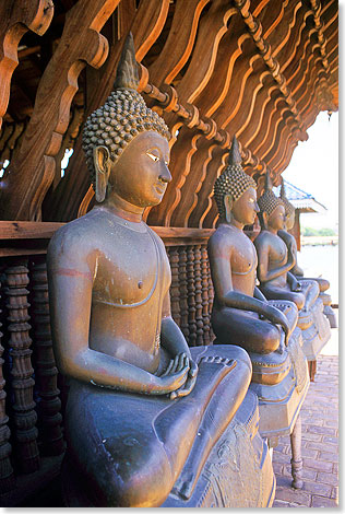 Buddha-Figuren im Seema Malaka Tempel, der sich im Beira See in der Hauptstadt Colombo befindet.