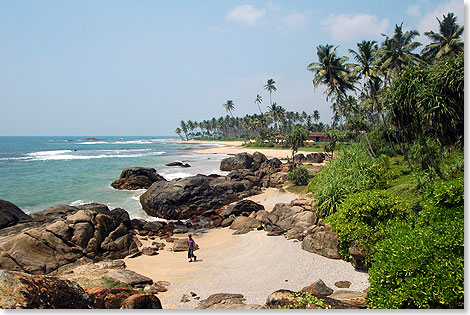 Feiner Sand und gewaltige Felsbrocken charakterisieren den Strand nahe der Stadt Galle, die durch den Tsunami von 2004 schwer beschdigt worden war.