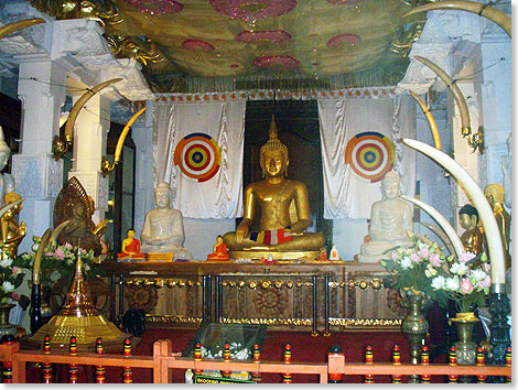 Sri 
	Dalada Maligawa  der Zahntempel in Kandy  htet einen Zahn Buddhas, der 
	die Stadt in den Teebergen zu einer der wichtigsten Pilgersttten des 
	Buddhismus gemacht hat