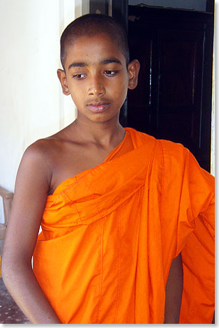 Ein junger Bewohner des buddhistischen Kothduwa Tempels, der mitten auf einer isolierten Insel im Maduganga-Fluss liegt. 