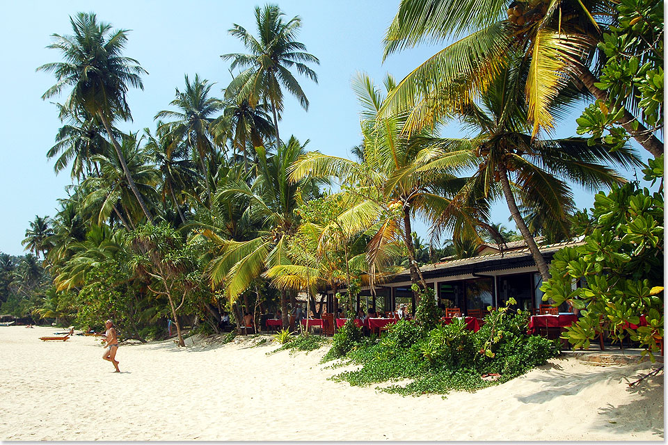 Von der Restaurant-Terrasse des Paradise Beach Mirissa geniet man einen traumhaften Blick auf Strand und Bucht.
