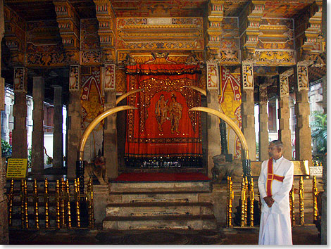 Götterfigur im Zahntempel von Kandy, der Hauptstadt des letzten singhalesischen Königreiches.