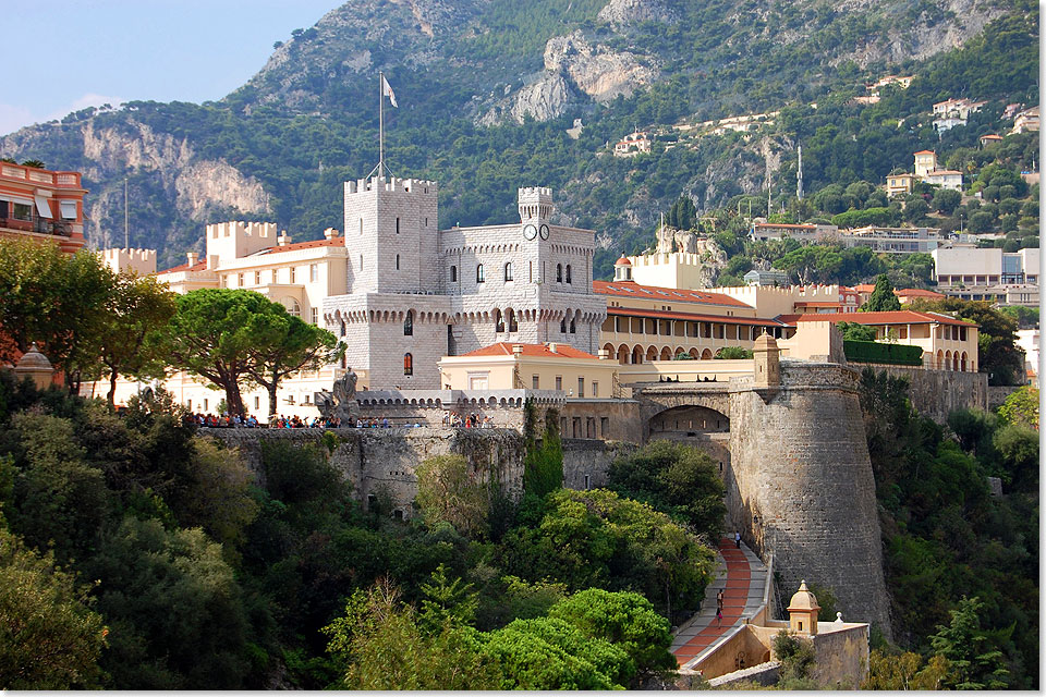 Auf dem Felsen le Rocher am Mittelmeer entstand 1191 eine genuesische Befestigung. Im 15. Jahrhundert begannen die Herrscher von Monaco, die Anlage zu einem Palast auszubauen. Louis I. veranlasste den Bau des barocken Hauptportals mit dem Grimaldi-Wappen und der Treppe nach dem Vorbild von Schloss Fontainebleau.
Die 30 Stufen sind aus einem einzigen Maromorblock aus Carrara gefertigt. 