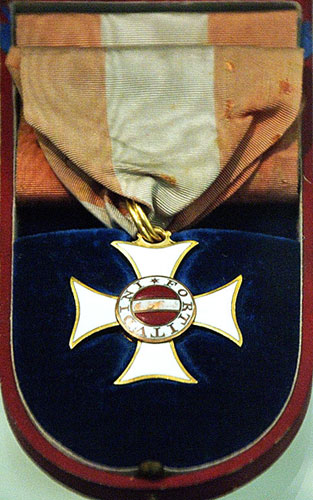 Das Tegetthoff nach dem Seesieg bei Lissa verliehene Kommandeurskreuz des Maria Theresien-Ordens, die hchste militrische Auszeichnung im alten sterreich.
