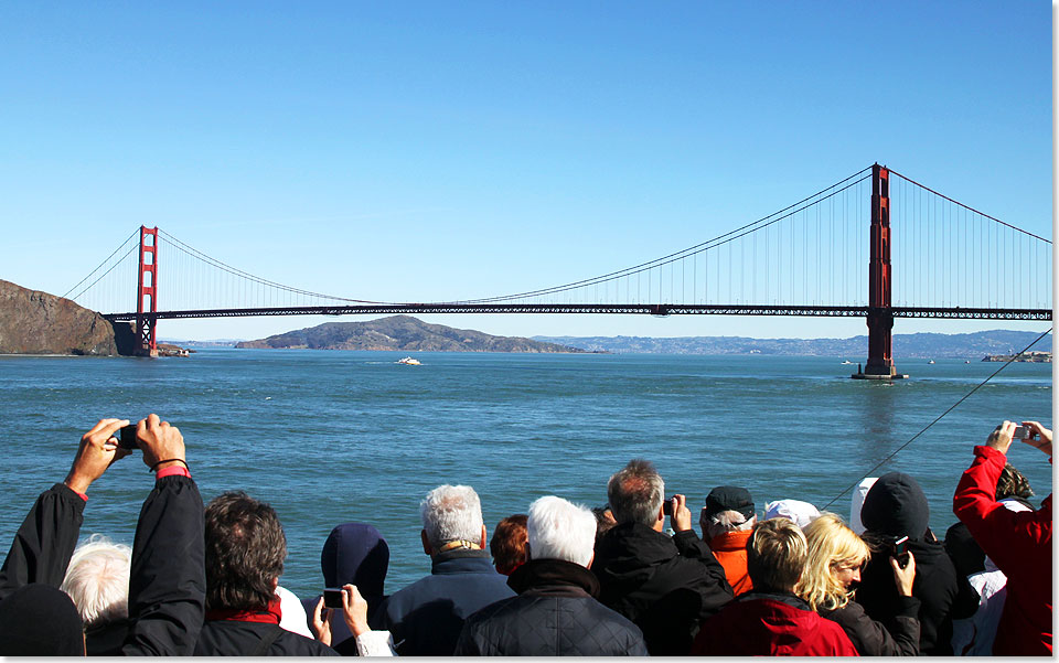 Einlaufen in San Francisco. Fotografen vor der Golden Gate Bridge.