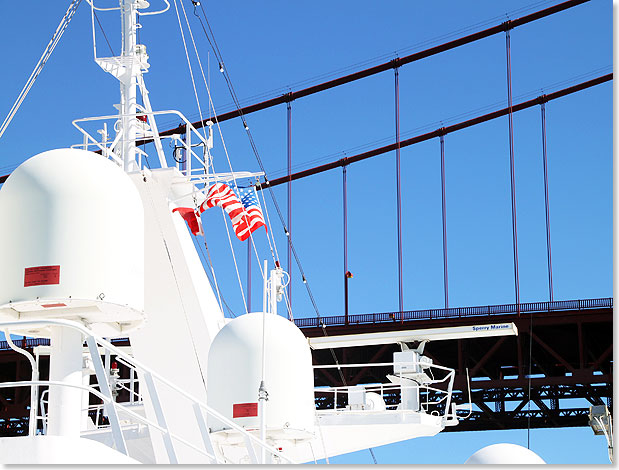 inlaufen in San Francisco. Blick ber den Signalmast der AMADEA bei der Passage der Golden Gate Bridge.