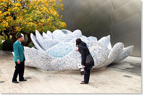 Rose aus Delfter Kacheln im Garten der Walt Disney Music Hall.