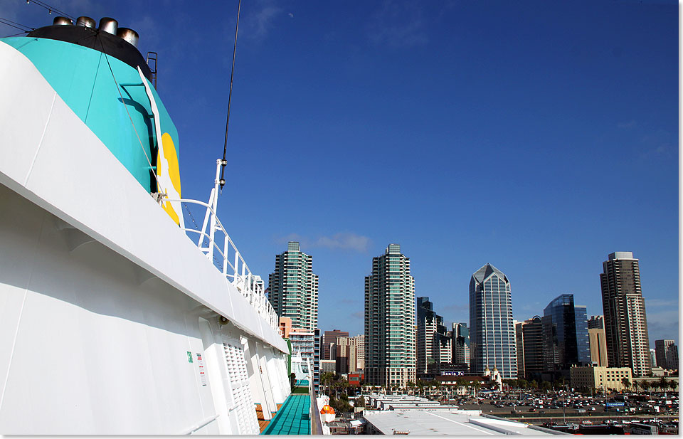 Von San Diego in Kalifornien mit der Skyline verabschiedet sich MS AMADEA und nimmt Kurs auf Los Angeles.