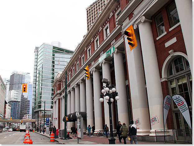 Das historische Gebaeude der Waterfront Station in Vancouver.
