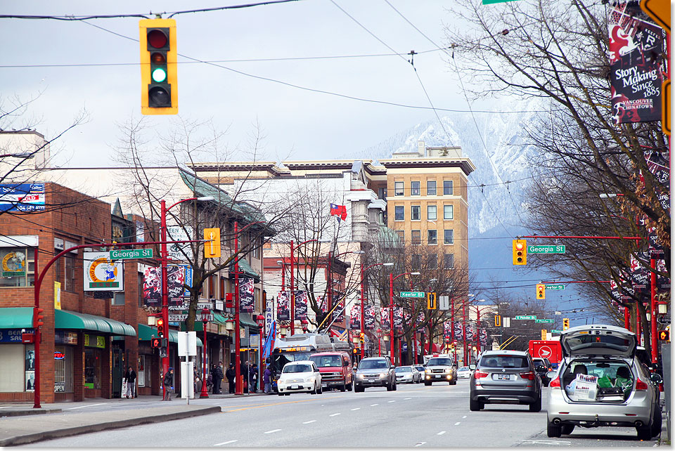 Die Main Street von Vancouver  im Hintergrund die verschneiten North Shore Mountains.
