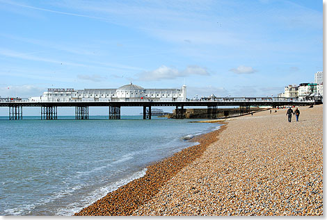 Der Strand von Brighton mit seinem Wahrzeichen, dem Brighton Pier. Ganz hinten die Ruine des West Piers.