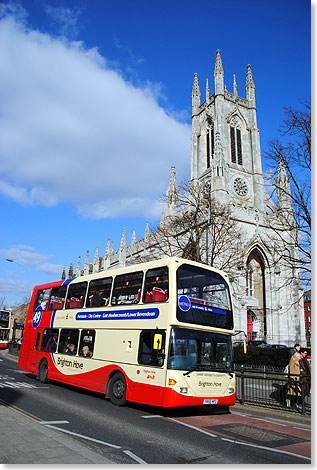 Ein typisch englischer Doppelstockbus vor der Sankt-Peters-Kirche im Zentrum von Brighton.