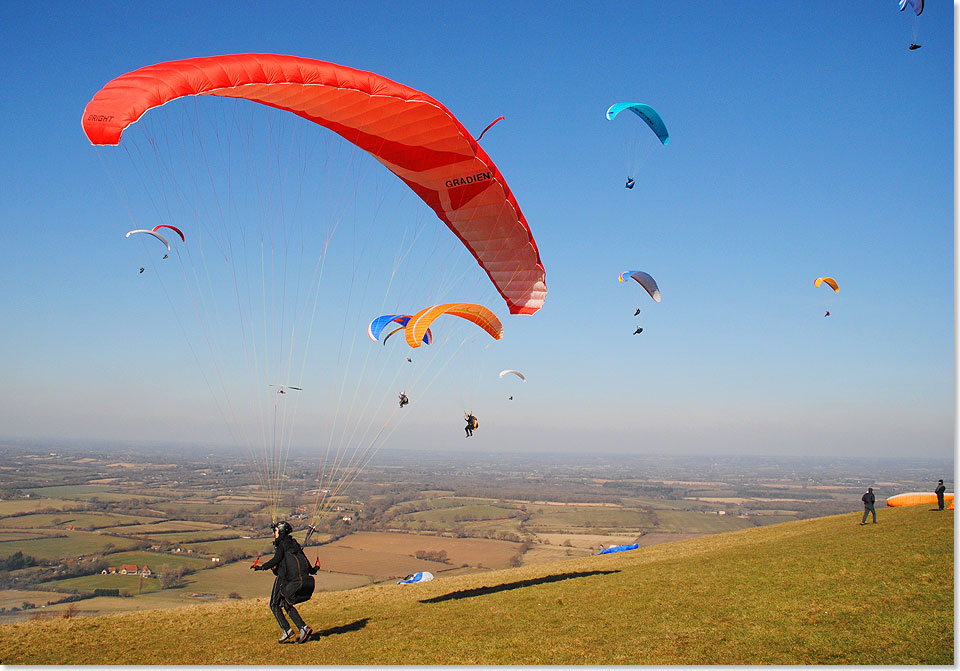 Gleitschirmfliegen oder Paragliding gehrt an der windreichen Sdkste von England zu den beliebtesten Freizeitaktivitten.