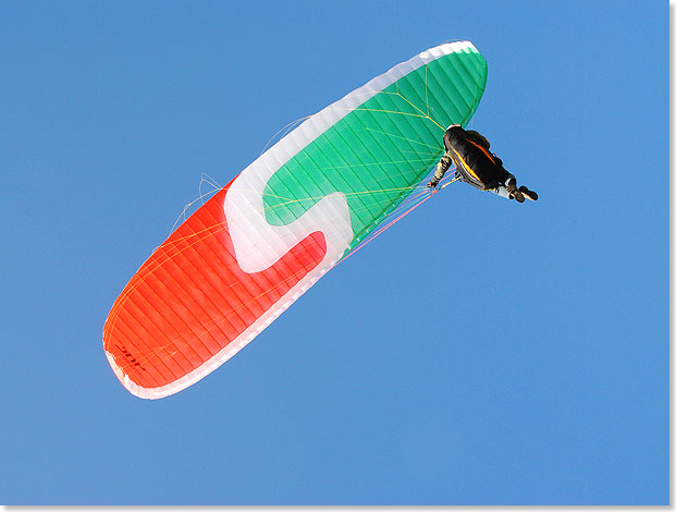 Auch fr Zuschauer bieten die Luftakrobaten mit ihren bunten Gleitschirmen sehenswerte Erlebnisse.