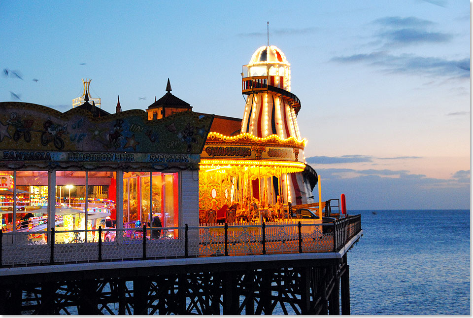 Abendstimmung am rmelkanal. Die im Jahr 2000 von Palace Pier in Brighton Pier umbenannte Seebrcke ist heute hauptschlich ein Jahrmarkt mit Restaurants, Bars und Stnden, Spielhallen, Karussells und Achterbahnen.