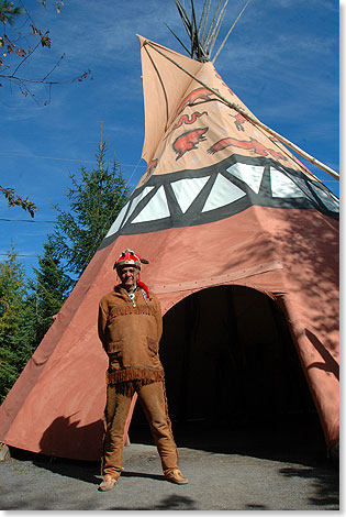 Der Wendak Christian Bastien in der traditionellen Kleidung der Schildkrtenmnner aus Hirschleder, Fuchsfell und Federn vor einem Zelt seiner Ahnen