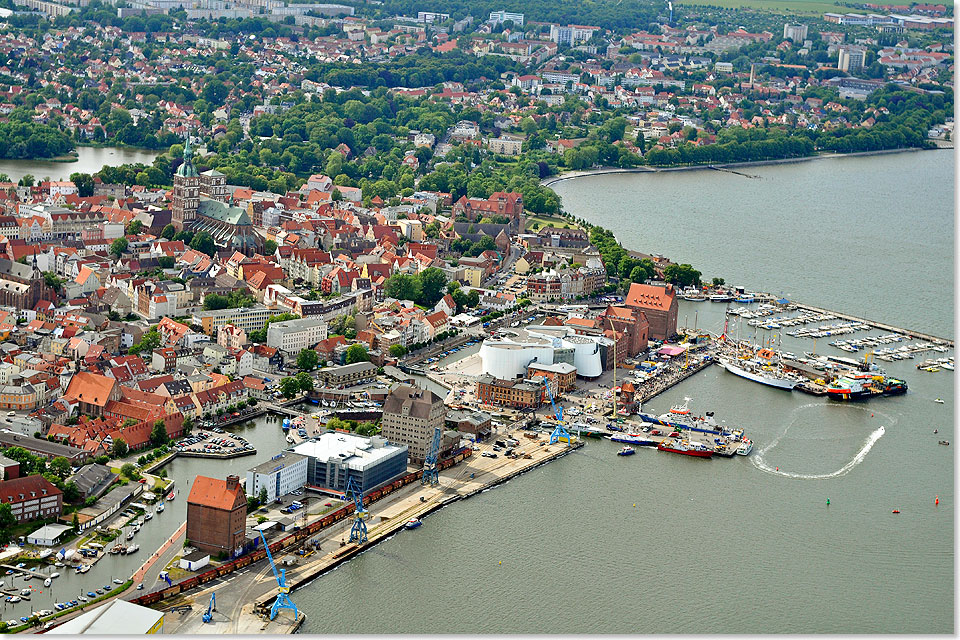 Die Stralsunder Altstadt aus der Luft aufgenommen vom Stalsunder Klaus Brüsewitz mit Hafen, Ozeaneum und GORCH FOCK