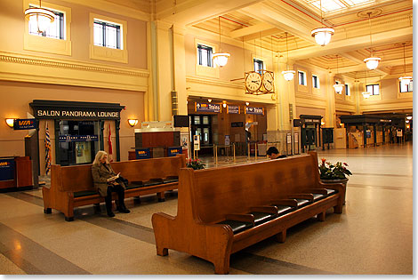 Ein 
	alter Bahnhof, wie man ihn sich vorstellt mit gepolsterten Bänken, viel 
	Messing, Stuck und Holz samt einer glänzenden Bahnhofsuhr