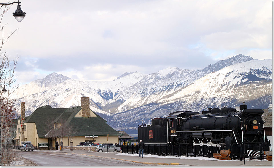 In 
	Jasper erinnert die letzte Pacific-2D1-Dampfschnellzuglok als Denkmal an 
	glorreiche Eisenbahnzeiten