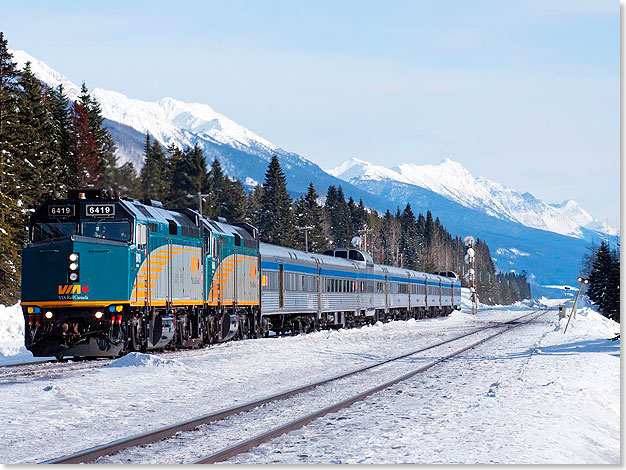 Ein 
			entgegenkommender THE CANADIAN-Zug fhrt vorbei