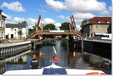 Die 
	Hastbrcke von Zehdenick mit Willkommens-Gru