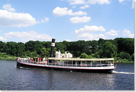 Der Dampfer ALFRED vor dem Jagdschloss auf der Havel bei Potsdam