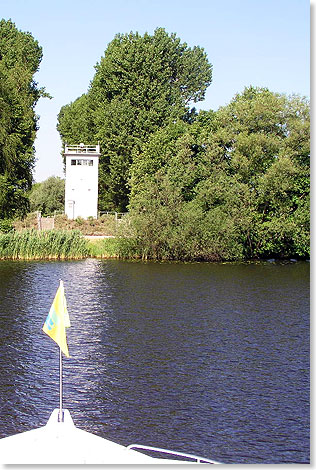 Ehemailger 
			DDR-Wachturm an der Oberhavel voraus