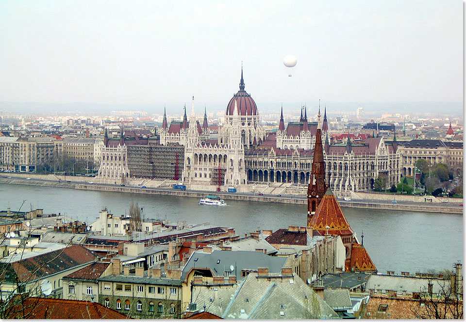 Blick von der Fischerbastei ber Budapest, das Parlamentsgebude und die Donau