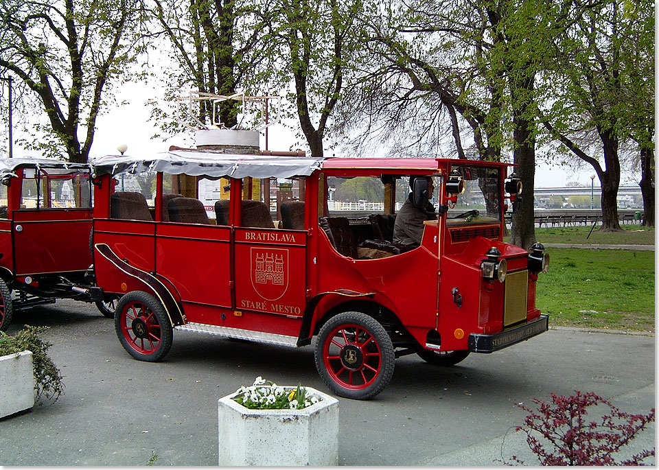 Bratislava, 
	Hauptstadt der Slowakei: Auf zur traditionellen Stadtrundfahrt im 
		Bummelzug