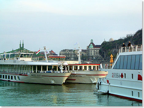 In Budapest liegen die Schiffe im Bundle am Kai
