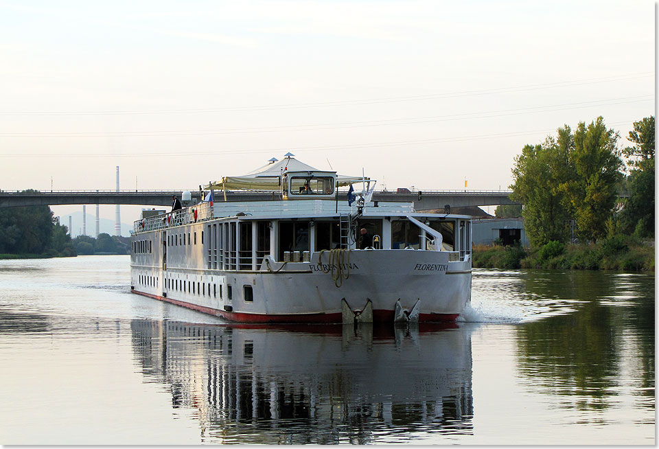 MS Florentina auf der Elbe bei Melnik