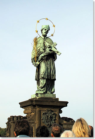 Prag  Johannes Nepomuk Statue auf der Karlsbrcke