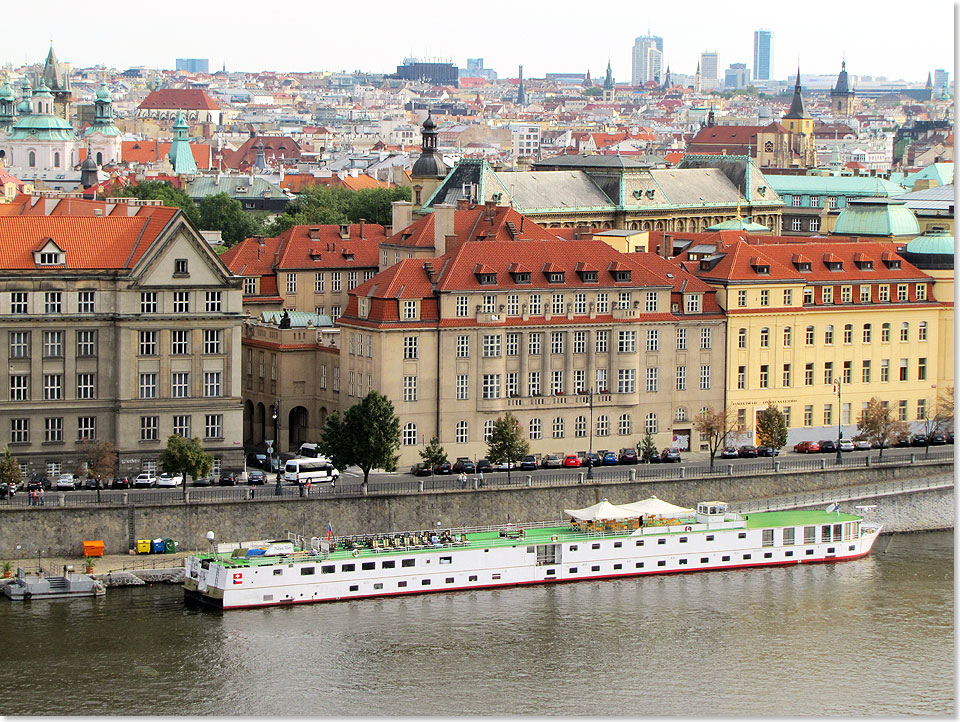 MS Florentina liegt wieder am Anleger in Prag