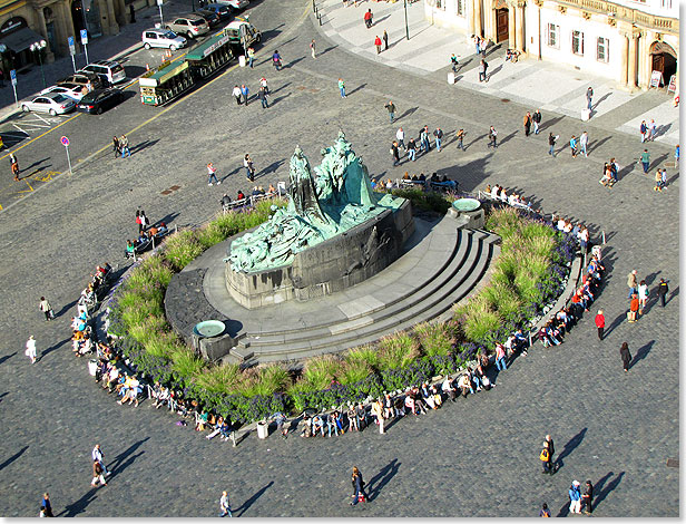 Blick vom Prager Rathausturm auf den Altstdter Ring mit dem Jan-Hus-Denkmal