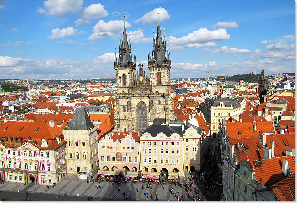 Prag  Blick vom Rathausturm auf Altstdter Ring mit Teynkirche