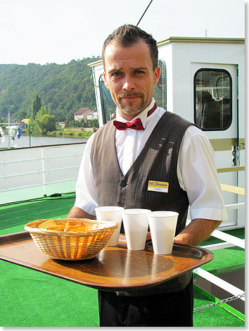 Steward Jarda serviert heie Suppe auf dem Sonnendeck