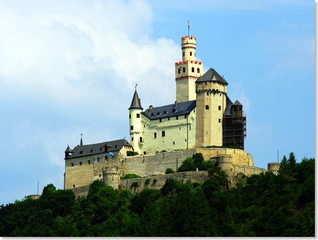 Die nie zerstrte Marksburg oberhalb Braubachs