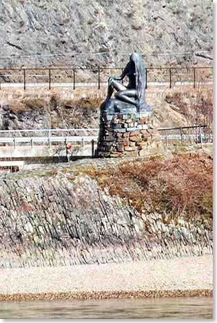 Sdlich 
			des Loreley-Felsens steht auf einer Landzunge aus rheinischem 
			Schiefergestein die Loreley-Statue