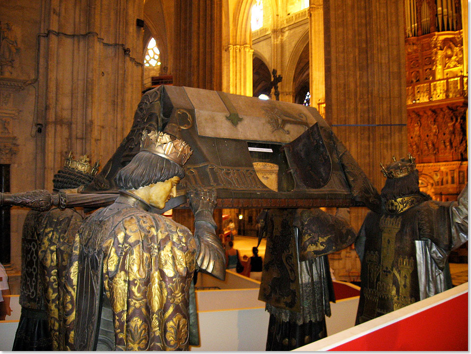 Sevilla: An der Puerta de la Lonja befindet sich der Sarkophag des Christoph Kolumbus. Das Denkmal entstand 1902. Der Sarkophag wird von vier Herolden getragen, die fr die Knigreiche Kastilien, Len, Aragn und Navarra stehen. 
