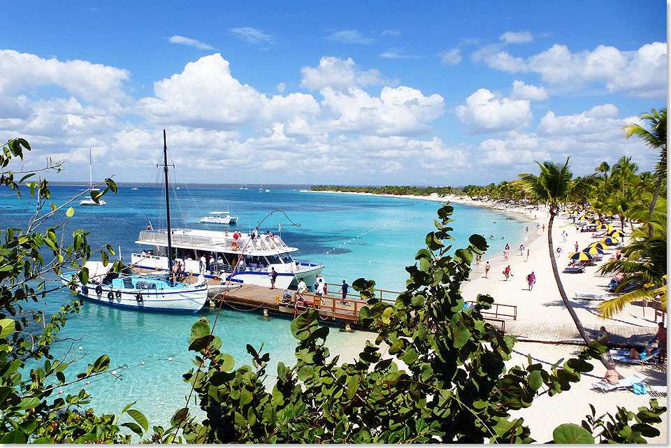 Die Fhre legt am endlosen weien Sandstrand der Isla Catalina an.
