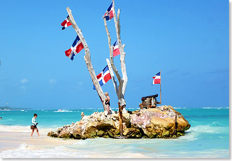 Beliebtes Pilgerziel der Strandurlauber in Punta Cana: Korallenfelsen am Palya Bavaro mit der Nationalflagge.