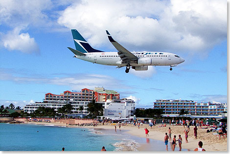 St. Maarten: Landeanflug ber Maho Beach.