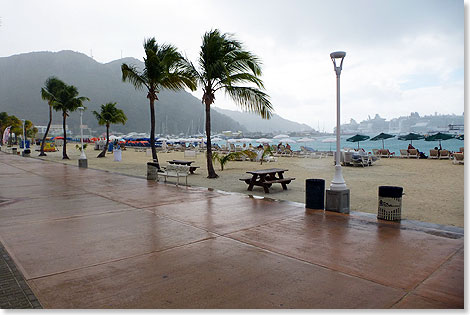 St. Maarten: Ein tropischer Regenschauer an der Strandpromenade.