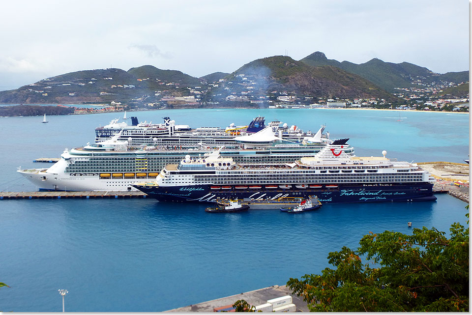 Vier Kreuzfahrtschiffe liegen im Hafen von St. Maarten, wovon die MEIN SCHIFF 1 das kleinste ist.
