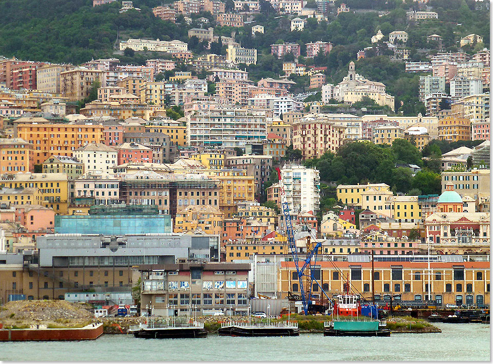  Dicht gedrängt stehen die Häuser in der Altstadt von Genua. Hier von der Fähre aus gesehen, die von Genua nach Sardinien fährt.
